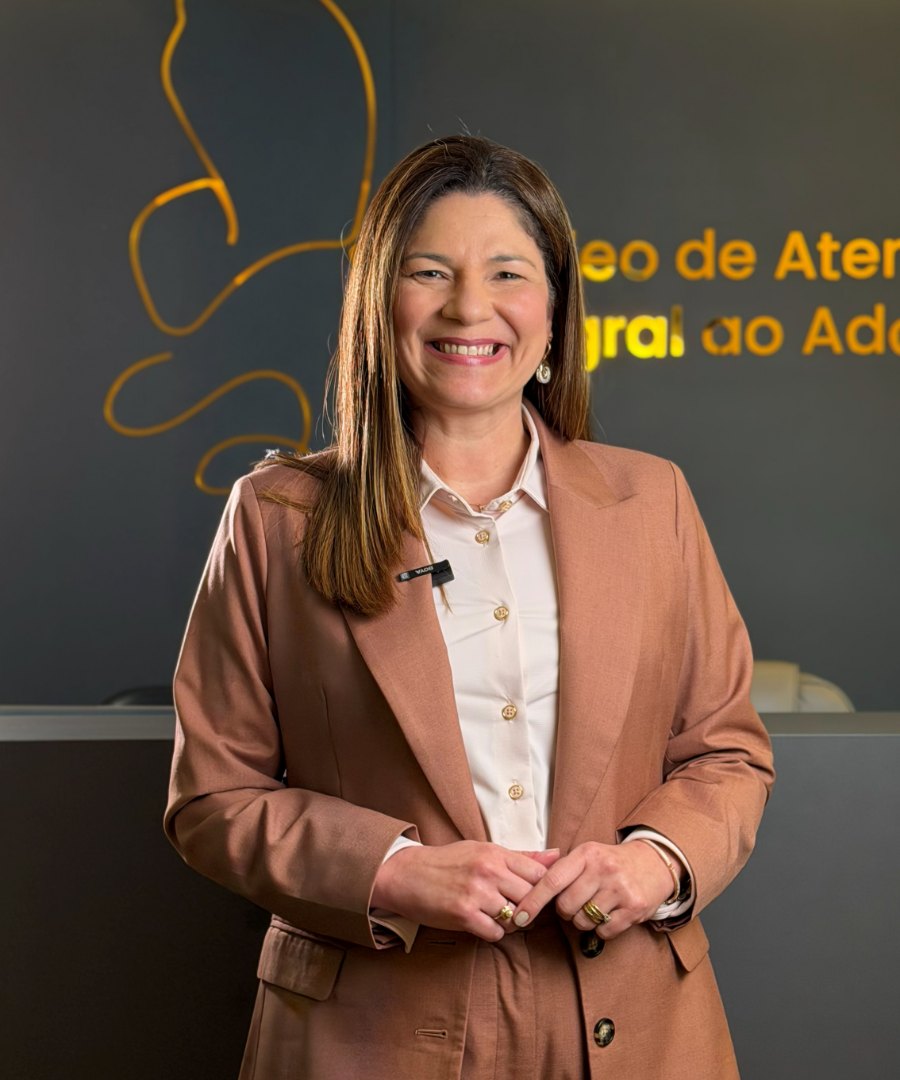 Dra. Cássia Viegas, hebiatra em João Pessoa, em atendimento no consultório do NAIA