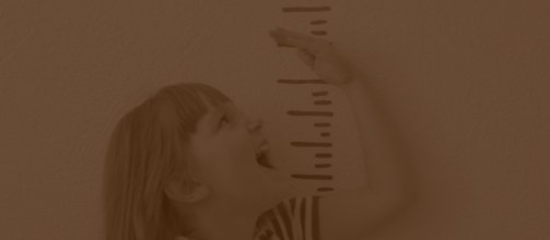 Medição de estatura de criança em consultório pediátrico